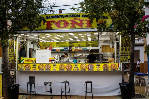 Carmona, İspanya - 11 Mayıs 2022, Feria de Carmona, insanlar arkadaşlarıyla içki içip flamenko dansı yapıyorlar, bu kutlama iki yıllık yokluğun ardından bir covid salgını nedeniyle geri döndü.