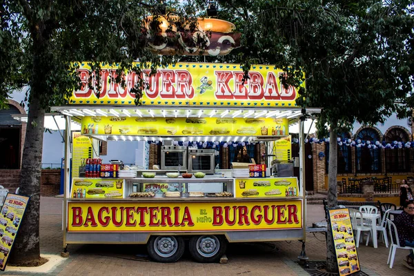 Carmona, İspanya - 11 Mayıs 2022, Feria de Carmona, insanlar arkadaşlarıyla içki içip flamenko dansı yapıyorlar, bu kutlama iki yıllık yokluğun ardından bir covid salgını nedeniyle geri döndü.