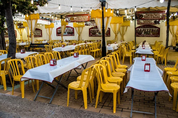 Carmona, İspanya - 11 Mayıs 2022, Feria de Carmona, insanlar arkadaşlarıyla içki içip flamenko dansı yapıyorlar, bu kutlama iki yıllık yokluğun ardından bir covid salgını nedeniyle geri döndü.