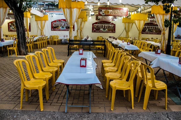 Carmona, İspanya - 11 Mayıs 2022, Feria de Carmona, insanlar arkadaşlarıyla içki içip flamenko dansı yapıyorlar, bu kutlama iki yıllık yokluğun ardından bir covid salgını nedeniyle geri döndü.