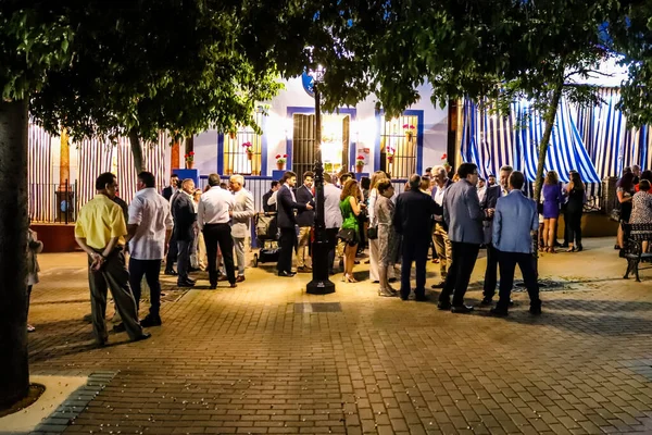 Carmona, İspanya - 11 Mayıs 2022, Feria de Carmona, insanlar arkadaşlarıyla içki içip flamenko dansı yapıyorlar, bu kutlama iki yıllık yokluğun ardından bir covid salgını nedeniyle geri döndü.