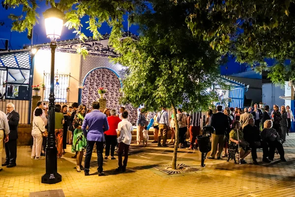 Carmona, İspanya - 11 Mayıs 2022, Feria de Carmona, insanlar arkadaşlarıyla içki içip flamenko dansı yapıyorlar, bu kutlama iki yıllık yokluğun ardından bir covid salgını nedeniyle geri döndü.