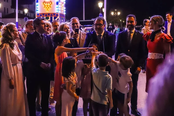 Carmona, İspanya - 11 Mayıs 2022, Feria de Carmona, insanlar arkadaşlarıyla içki içip flamenko dansı yapıyorlar, bu kutlama iki yıllık yokluğun ardından bir covid salgını nedeniyle geri döndü.