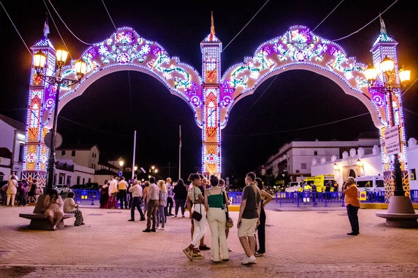 Carmona, İspanya - 11 Mayıs 2022, Feria de Carmona, insanlar arkadaşlarıyla içki içip flamenko dansı yapıyorlar, bu kutlama iki yıllık yokluğun ardından bir covid salgını nedeniyle geri döndü.