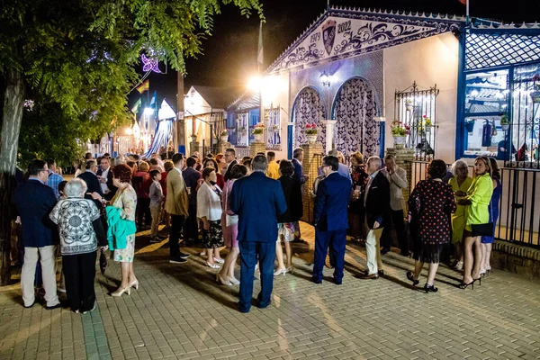 Carmona, İspanya - 11 Mayıs 2022, Feria de Carmona, insanlar arkadaşlarıyla içki içip flamenko dansı yapıyorlar, bu kutlama iki yıllık yokluğun ardından bir covid salgını nedeniyle geri döndü.