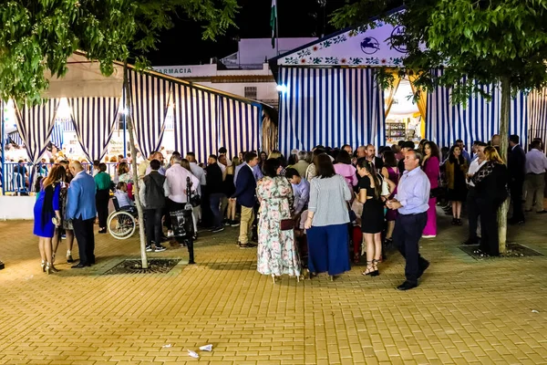 Carmona, İspanya - 11 Mayıs 2022, Feria de Carmona, insanlar arkadaşlarıyla içki içip flamenko dansı yapıyorlar, bu kutlama iki yıllık yokluğun ardından bir covid salgını nedeniyle geri döndü.