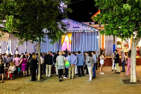 Carmona, İspanya - 11 Mayıs 2022, Feria de Carmona, insanlar arkadaşlarıyla içki içip flamenko dansı yapıyorlar, bu kutlama iki yıllık yokluğun ardından bir covid salgını nedeniyle geri döndü.
