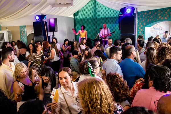 Carmona, İspanya - 12 Mayıs 2022 Feria de Carmona, insanlar arkadaşlarıyla içki içip flamenko dans ediyorlar, bu İspanyol geleneksel kutlaması iki yıllık yokluğun ardından geri döndü.