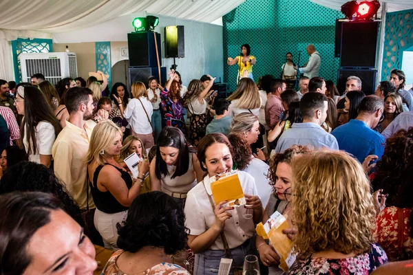 Carmona, İspanya - 12 Mayıs 2022 Feria de Carmona, insanlar arkadaşlarıyla içki içip flamenko dans ediyorlar, bu İspanyol geleneksel kutlaması iki yıllık yokluğun ardından geri döndü.