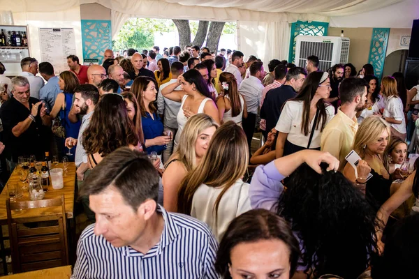 Carmona, İspanya - 12 Mayıs 2022 Feria de Carmona, insanlar arkadaşlarıyla içki içip flamenko dans ediyorlar, bu İspanyol geleneksel kutlaması iki yıllık yokluğun ardından geri döndü.