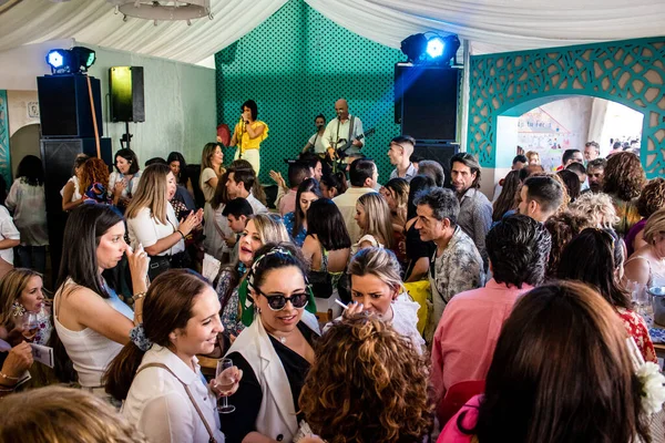 Carmona, İspanya - 12 Mayıs 2022 Feria de Carmona, insanlar arkadaşlarıyla içki içip flamenko dans ediyorlar, bu İspanyol geleneksel kutlaması iki yıllık yokluğun ardından geri döndü.