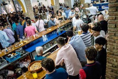 Carmona, İspanya - 12 Mayıs 2022 Feria de Carmona, insanlar arkadaşlarıyla içki içip flamenko dans ediyorlar, bu İspanyol geleneksel kutlaması iki yıllık yokluğun ardından geri döndü.