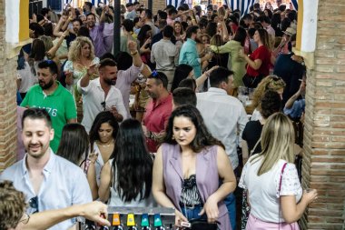 Carmona, İspanya - 12 Mayıs 2022 Feria de Carmona, insanlar arkadaşlarıyla içki içip flamenko dans ediyorlar, bu İspanyol geleneksel kutlaması iki yıllık yokluğun ardından geri döndü.