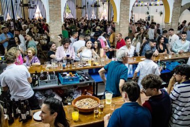 Carmona, İspanya - 12 Mayıs 2022 Feria de Carmona, insanlar arkadaşlarıyla içki içip flamenko dans ediyorlar, bu İspanyol geleneksel kutlaması iki yıllık yokluğun ardından geri döndü.