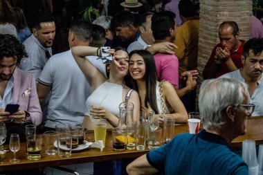 Carmona, İspanya - 12 Mayıs 2022 Feria de Carmona, insanlar arkadaşlarıyla içki içip flamenko dans ediyorlar, bu İspanyol geleneksel kutlaması iki yıllık yokluğun ardından geri döndü.