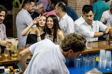 Carmona, İspanya - 12 Mayıs 2022 Feria de Carmona, insanlar arkadaşlarıyla içki içip flamenko dans ediyorlar, bu İspanyol geleneksel kutlaması iki yıllık yokluğun ardından geri döndü.