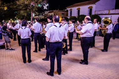 Carmona, İspanya - 11 Mayıs 2022 Feria De Carmona 'da çalan müzik grubu, bu İspanyol geleneksel kutlaması, covid salgınından dolayı iki yıl aradan sonra geri döndü.