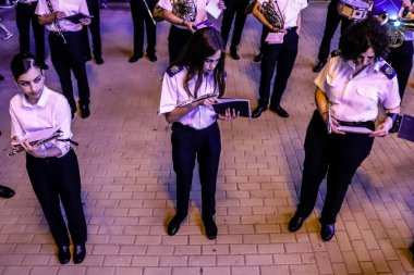 Carmona, İspanya - 11 Mayıs 2022 Feria De Carmona 'da çalan müzik grubu, bu İspanyol geleneksel kutlaması, covid salgınından dolayı iki yıl aradan sonra geri döndü.