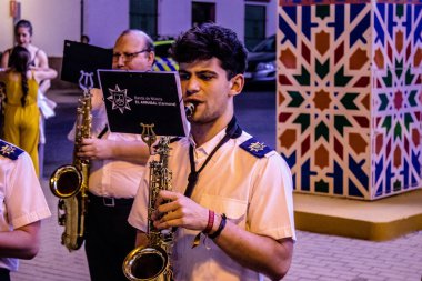 Carmona, İspanya - 11 Mayıs 2022 Feria De Carmona 'da çalan müzik grubu, bu İspanyol geleneksel kutlaması, covid salgınından dolayı iki yıl aradan sonra geri döndü.