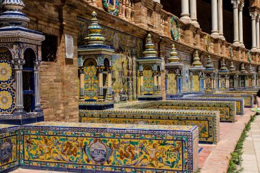 Seville, İspanya - 15 Mayıs 2022 İspanya Plaza, Andalusia bölgesinin başkenti ve sembolik bir şehir olan Seville 'deki Maria Luisa parkında yer alan bir mimari komplekstir.