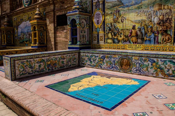 Seville, İspanya - 15 Mayıs 2022 İspanya Plaza, Andalusia bölgesinin başkenti ve sembolik bir şehir olan Seville 'deki Maria Luisa parkında yer alan bir mimari komplekstir.