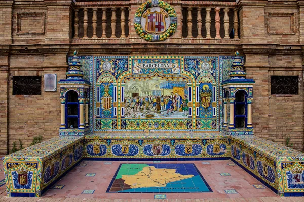 Seville, İspanya - 15 Mayıs 2022 İspanya Plaza, Andalusia bölgesinin başkenti ve sembolik bir şehir olan Seville 'deki Maria Luisa parkında yer alan bir mimari komplekstir.