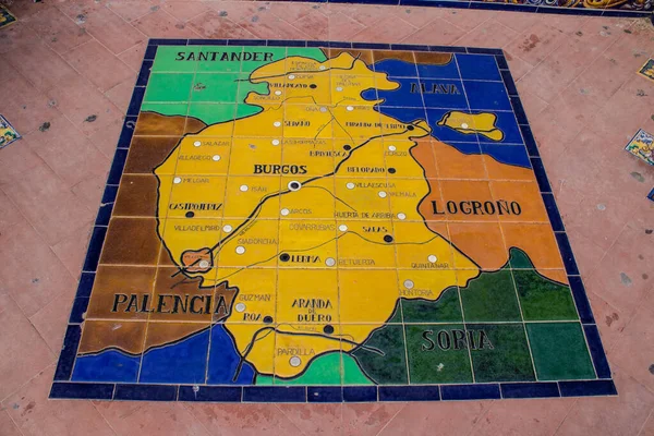 Seville, İspanya - 15 Mayıs 2022 İspanya Plaza, Andalusia bölgesinin başkenti ve sembolik bir şehir olan Seville 'deki Maria Luisa parkında yer alan bir mimari komplekstir.