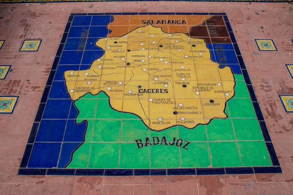 Seville, İspanya - 15 Mayıs 2022 İspanya Plaza, Andalusia bölgesinin başkenti ve sembolik bir şehir olan Seville 'deki Maria Luisa parkında yer alan bir mimari komplekstir.