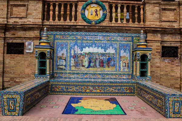 Seville, İspanya - 15 Mayıs 2022 İspanya Plaza, Andalusia bölgesinin başkenti ve sembolik bir şehir olan Seville 'deki Maria Luisa parkında yer alan bir mimari komplekstir.