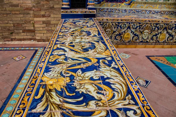 Seville, İspanya - 15 Mayıs 2022 İspanya Plaza, Andalusia bölgesinin başkenti ve sembolik bir şehir olan Seville 'deki Maria Luisa parkında yer alan bir mimari komplekstir.