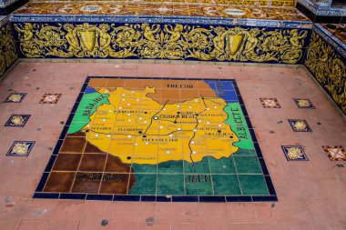 Seville, İspanya - 15 Mayıs 2022 İspanya Plaza, Andalusia bölgesinin başkenti ve sembolik bir şehir olan Seville 'deki Maria Luisa parkında yer alan bir mimari komplekstir.