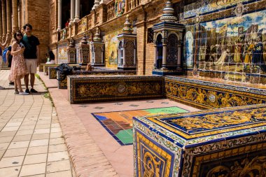 Seville, İspanya - 15 Mayıs 2022 İspanya Plaza, Andalusia bölgesinin başkenti ve sembolik bir şehir olan Seville 'deki Maria Luisa parkında yer alan bir mimari komplekstir.