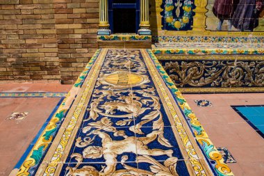 Seville, İspanya - 15 Mayıs 2022 İspanya Plaza, Andalusia bölgesinin başkenti ve sembolik bir şehir olan Seville 'deki Maria Luisa parkında yer alan bir mimari komplekstir.