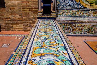 Seville, İspanya - 15 Mayıs 2022 İspanya Plaza, Andalusia bölgesinin başkenti ve sembolik bir şehir olan Seville 'deki Maria Luisa parkında yer alan bir mimari komplekstir.