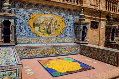 Seville, İspanya - 15 Mayıs 2022 İspanya Plaza, Andalusia bölgesinin başkenti ve sembolik bir şehir olan Seville 'deki Maria Luisa parkında yer alan bir mimari komplekstir.
