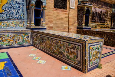 Seville, İspanya - 15 Mayıs 2022 İspanya Plaza, Andalusia bölgesinin başkenti ve sembolik bir şehir olan Seville 'deki Maria Luisa parkında yer alan bir mimari komplekstir.