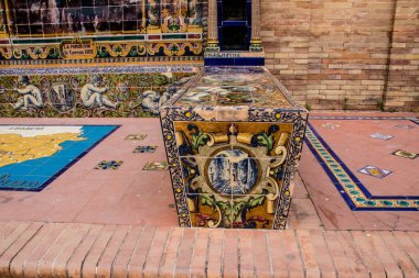 Seville, İspanya - 15 Mayıs 2022 İspanya Plaza, Andalusia bölgesinin başkenti ve sembolik bir şehir olan Seville 'deki Maria Luisa parkında yer alan bir mimari komplekstir.