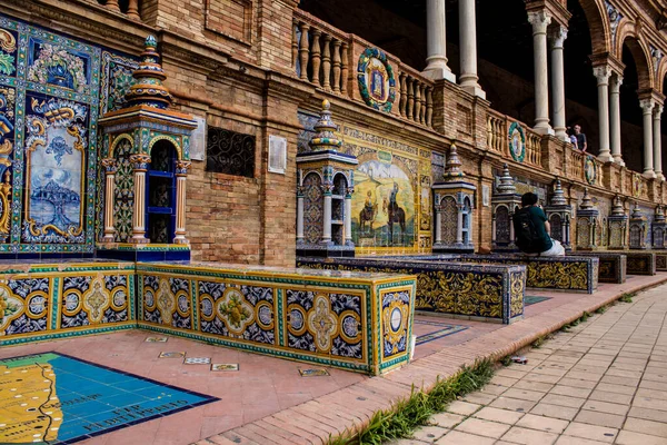 Seville, İspanya - 15 Mayıs 2022 İspanya Plaza, Andalusia bölgesinin başkenti ve sembolik bir şehir olan Seville 'deki Maria Luisa parkında yer alan bir mimari komplekstir.