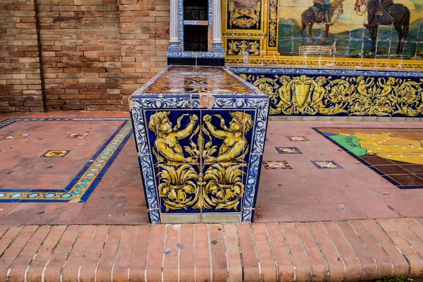 Seville, İspanya - 15 Mayıs 2022 İspanya Plaza, Andalusia bölgesinin başkenti ve sembolik bir şehir olan Seville 'deki Maria Luisa parkında yer alan bir mimari komplekstir.