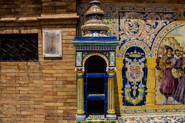 Seville, İspanya - 15 Mayıs 2022 İspanya Plaza, Andalusia bölgesinin başkenti ve sembolik bir şehir olan Seville 'deki Maria Luisa parkında yer alan bir mimari komplekstir.