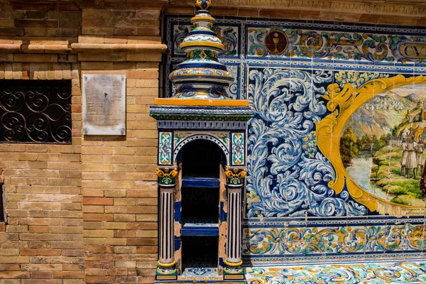 Seville, İspanya - 15 Mayıs 2022 İspanya Plaza, Andalusia bölgesinin başkenti ve sembolik bir şehir olan Seville 'deki Maria Luisa parkında yer alan bir mimari komplekstir.