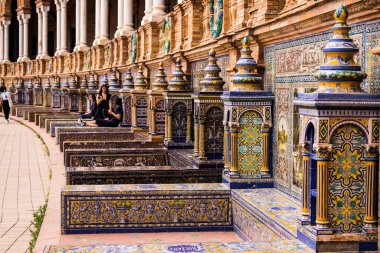 Seville, İspanya - 15 Mayıs 2022 İspanya Plaza, Andalusia bölgesinin başkenti ve sembolik bir şehir olan Seville 'deki Maria Luisa parkında yer alan bir mimari komplekstir.
