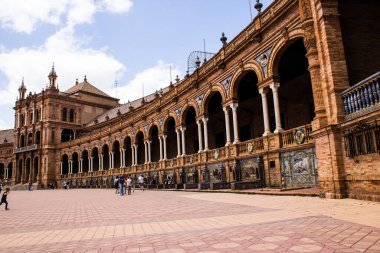 Seville, İspanya - 15 Mayıs 2022 İspanya Plaza, Andalusia bölgesinin başkenti ve sembolik bir şehir olan Seville 'deki Maria Luisa parkında yer alan bir mimari komplekstir.