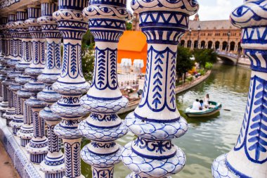 Seville, İspanya - 15 Mayıs 2022 İspanya Plaza, Andalusia bölgesinin başkenti ve sembolik bir şehir olan Seville 'deki Maria Luisa parkında yer alan bir mimari komplekstir.
