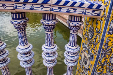 Seville, İspanya - 15 Mayıs 2022 İspanya Plaza, Andalusia bölgesinin başkenti ve sembolik bir şehir olan Seville 'deki Maria Luisa parkında yer alan bir mimari komplekstir.