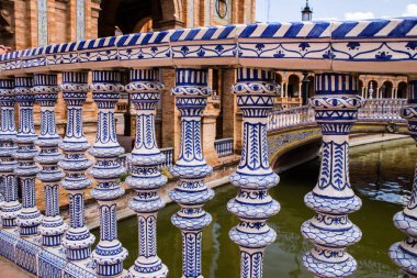 Seville, İspanya - 15 Mayıs 2022 İspanya Plaza, Andalusia bölgesinin başkenti ve sembolik bir şehir olan Seville 'deki Maria Luisa parkında yer alan bir mimari komplekstir.