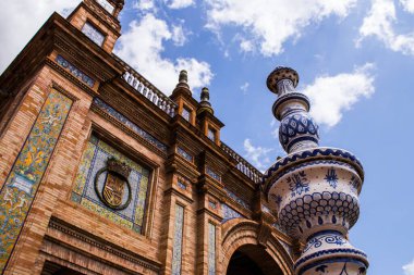 Seville, İspanya - 15 Mayıs 2022 İspanya Plaza, Andalusia bölgesinin başkenti ve sembolik bir şehir olan Seville 'deki Maria Luisa parkında yer alan bir mimari komplekstir.