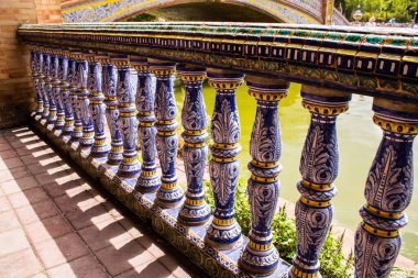 Seville, İspanya - 15 Mayıs 2022 İspanya Plaza, Andalusia bölgesinin başkenti ve sembolik bir şehir olan Seville 'deki Maria Luisa parkında yer alan bir mimari komplekstir.