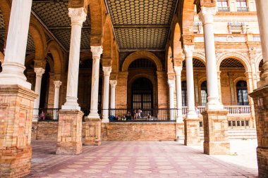 Seville, İspanya - 15 Mayıs 2022 İspanya Plaza, Andalusia bölgesinin başkenti ve sembolik bir şehir olan Seville 'deki Maria Luisa parkında yer alan bir mimari komplekstir.