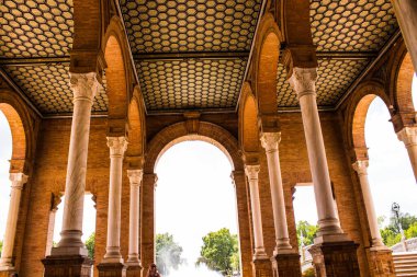 Seville, İspanya - 15 Mayıs 2022 İspanya Plaza, Andalusia bölgesinin başkenti ve sembolik bir şehir olan Seville 'deki Maria Luisa parkında yer alan bir mimari komplekstir.